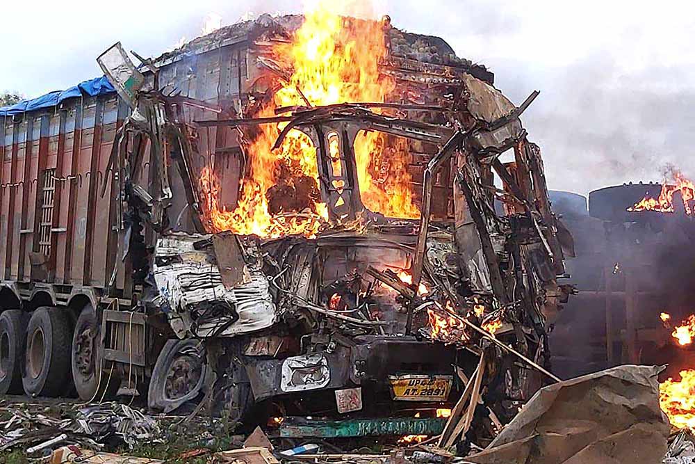 ଦୁର୍ଘଟଣା ପରେ ଟ୍ରକ୍‌ ସହ ଜିଅନ୍ତା ଜଳିଗଲେ ଚାଳକ