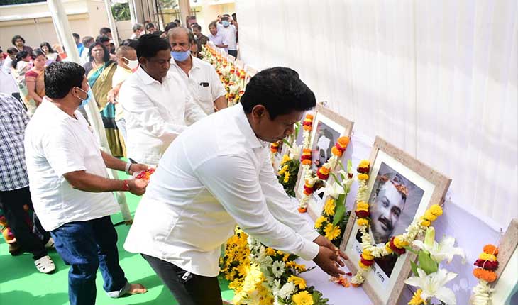ବିଜେଡି କାର୍ଯ୍ୟାଳୟରେ ଉତ୍କଳ ଦିବସ ପାଳିତ, ଉତ୍କଳର ବରପୁତ୍ରଙ୍କ ଫଟୋରେ ପୁଷ୍ପମାଲ୍ୟ ଅର୍ପଣ କଲେ ବିଜେଡିର ନେତା ଓ କର୍ମୀ