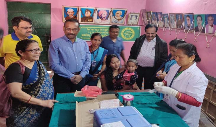 କରୋନା ଲଢ଼େଇରେ ସମ୍ମୁଖ ଯୋଦ୍ଧା: ବରଗଡ଼ ସହରାଞ୍ଚଳ ପାଇଁ ଅକୁହା ମା’ ପାଲଟିଯାଇଛନ୍ତି ଆଶା କର୍ମୀ ପଙ୍କଜିନୀ