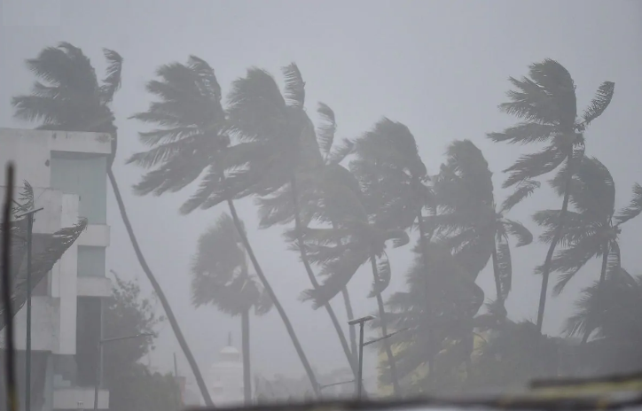 ବାତ୍ୟା ୟଶ ପାଇଁ ସମସ୍ତ ସରକାରୀ ଛୁଟି ବାତିଲ କଲେ ରାଜ୍ୟ ସରକାର, ଛୁଟିରେ ଥିବା କର୍ମଚାରୀଙ୍କୁ ତୁରନ୍ତ କାର୍ଯ୍ୟରେ ଯୋଗ ଦେବାକୁ ନିର୍ଦ୍ଦେଶ