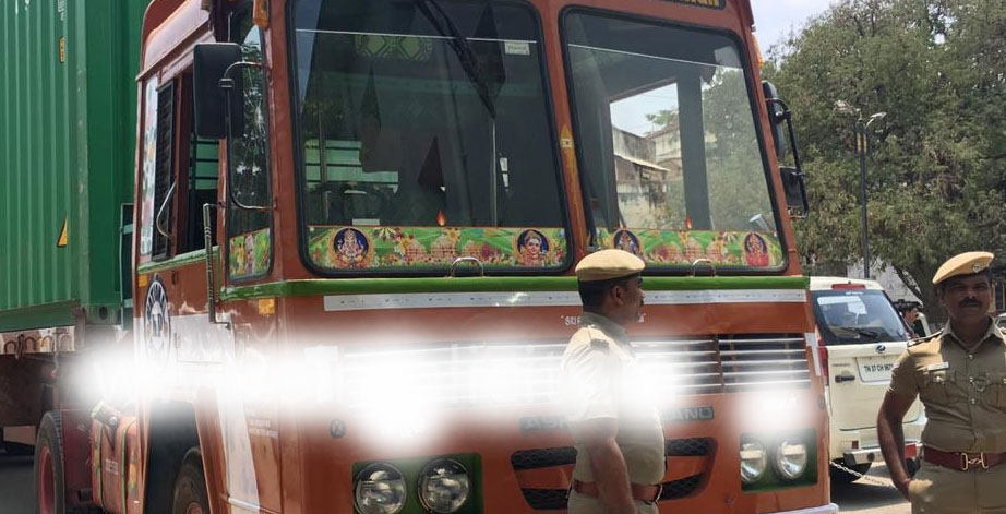 ଫିଲ୍ମ ଷ୍ଟାଇଲ୍‌ରେ ରାଜପଥରେ ପୁଲିସ ଓ ଅପରାଧୀ ଗୋଡ଼ାଗୋଡ଼ି , ଟ୍ରକ୍‌ ଚଢ଼ାଇ ମାରିଦେବାକୁ ଉଦ୍ୟମ