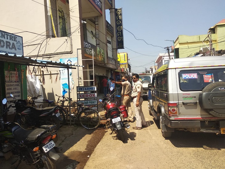 କୋଭିଡ ନିୟମ ଉଲଂଘନ କରି ଜରିମାନା ଗଣିଲେ ଦୋକାନ ମାଲିକ