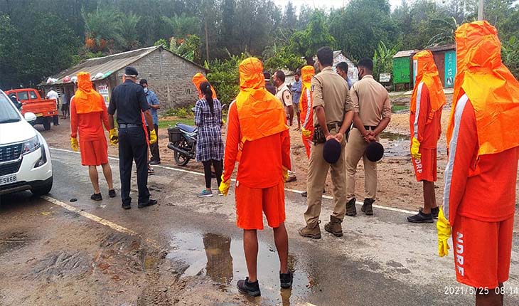 ଗୋଟେପଟେ କରୋନା ଅନ୍ୟପଟେ ବାତ୍ୟା : ଘର ଛାଡି ଯିବାକୁ ମଙ୍ଗୁନାହାନ୍ତି ଲୋକେ, ବୁଝାସୁଝା କରି ଅଞ୍ଚଳବାସୀଙ୍କୁ କରାଯାଉଛି ସ୍ଥାନାନ୍ତର