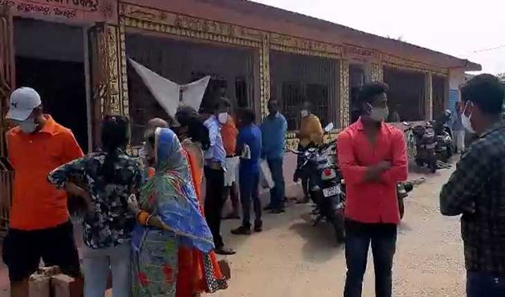 ଅବ୍ୟବସ୍ଥାରେ ଟିକାକରଣ କେନ୍ଦ୍ର, କିଏ ପାଉଛି ତ କାହା ପାଇଁ ନାହିଁ ଟିକା