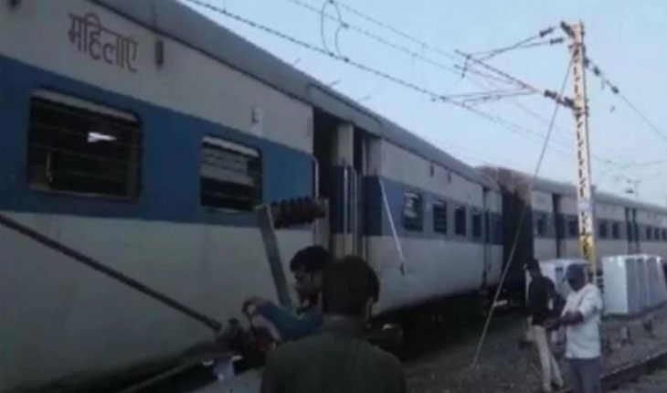 ବଗିରୁ ଅଲଗା ହୋଇ ଦେବ ନଦୀକୁ ଖସିଲା ଇଞ୍ଜିନ, ଅଳ୍ପକେ ବର୍ତ୍ତିଲେ ଯାତ୍ରୀ