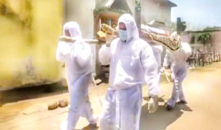 କରୋନା ଭୟରେ ମୃତକଙ୍କୁ ଛୁଇଁଲେନି ଘରଲୋକ, ଶବ ବୋହିଲେ ଛେଣ୍ଡିପଦା ବିଡିଓ