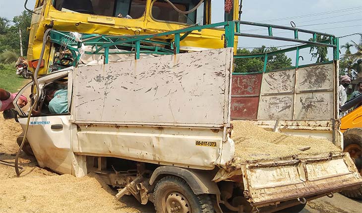 ଧାନ ବୋଝେଇ ଗାଡିକୁ ଧକ୍କା ଦେଲା ଡ଼ମ୍ପର, କାକା ଓ ପୁତୁରା ମୃତ