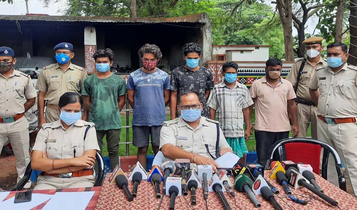 ବଲାଙ୍ଗୀରରେ ବିଭିନ୍ନ ସ୍ଥାନରେ ଚଢାଉ: ୨୨ଟି ଚୋରା ବାଇକ୍ ଓ ଦୁଇଟି ମ୍ୟାକ୍ସ ପିକଅପ୍ ଭ୍ୟାନ ଜବତ, ୫ଗିରଫ