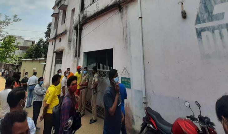 ବଲାଙ୍ଗୀର ସହରରେ ଚାଞ୍ଚଲ୍ୟ: ଘରେ ପସିଛି ବନ୍ଧୁକ ଧାରି ଯୁବକ, ଅନ୍ୟ ଏକ କୋଠରୀରେ ବନ୍ଦୀ ପରିବାରର ୩ ସଦସ୍ୟ