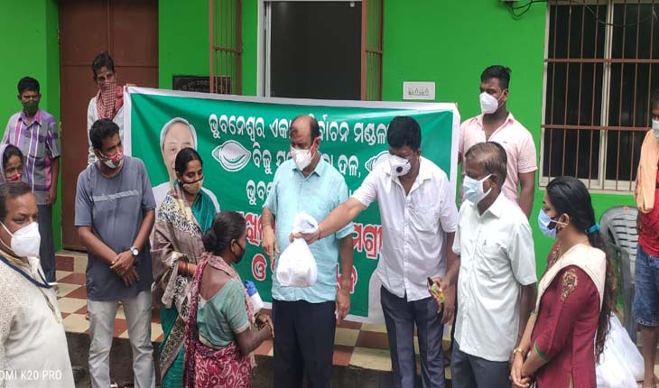 ବିଜୁ ଯୁବ ଜନତାଦଳ ପକ୍ଷରୁ ଏକାମ୍ର ନିର୍ବାଚନ ମଣ୍ଡଳୀରେ ଶୁଖିଲା ଖାଦ୍ୟ ସାମଗ୍ରୀ ବଣ୍ଟନ