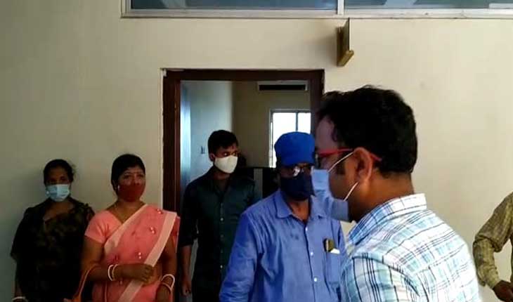 କୋଭିଡ କଟକଣାକୁ ଫୁ; କଲେଜରେ ପରୀକ୍ଷା ଚାଲିଥିବା ବେଳେ ପ୍ରଶାସନର ଚଢ଼ାଉ, ୨୦ ହଜାର ଟଙ୍କା ଜୋରିମାନା