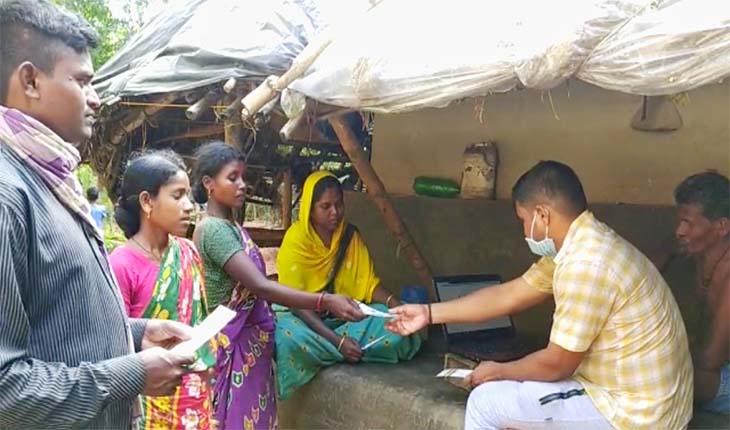 ଟିକା କରଣରେ ସାମିଲ ହୋଇପାରୁ ନାହାନ୍ତି ଦୁର୍ଗମ ଅଞ୍ଚଳର ଶହ ଶହ ଆଦିବାସୀ, ଦେବଦୂତ ସାଜିଛି ସାମାଜିକ ସଂଗଠନ