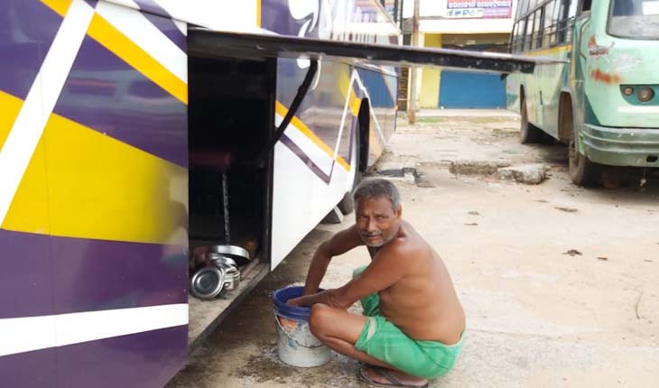 ବସରେ କଟୁଛି ଜୀବନ: ରାଜୁଙ୍କ ପାଇଁ ବସ୍ ସାଜିଛି ଘର