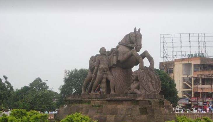 ମାଷ୍ଟରକ୍ୟାଣ୍ଟିନ ଛକରେ ଥିବା ଯୋଦ୍ଧା ଘୋଡାର ମୂର୍ତ୍ତୀକୁ ଅନ୍ୟତ୍ର ସ୍ଥାନାନ୍ତର ନେଇ ତେଜିଲା ରାଜନୀତି