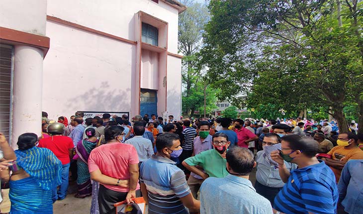 ଟିକାକରଣ କେନ୍ଦ୍ରର ଅସମ୍ଭାଳ ଭିଡ଼ ଭିତରେ ହଜିଯାଉଛି କରୋନା କଟକଣା