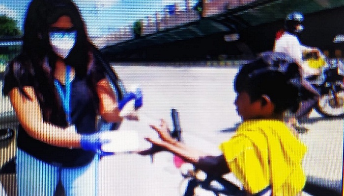 ଭୋକିଲାଙ୍କୁ ଖାଦ୍ୟ ବାଣ୍ଟୁଛନ୍ତି ସୋନାଲି