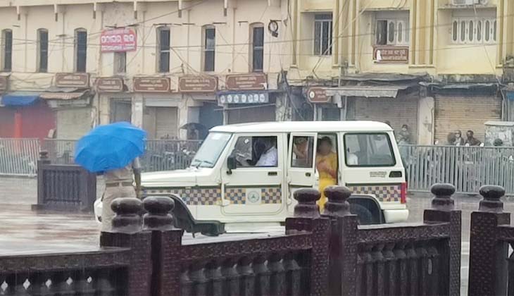 ସୁରକ୍ଷା ବଳୟ ଭାଙ୍ଗି ଅରୁଣ ସ୍ତମ୍ଭ ନିକଟରେ ପହଞ୍ଚିଲା ଗାଡ଼ି