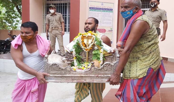 ଶୀତଳ ଷଷ୍ଠୀ ପାଇଁ ବାହାରିଲେ ୧୦୮ ଭରି ସୁନା ନାଗ