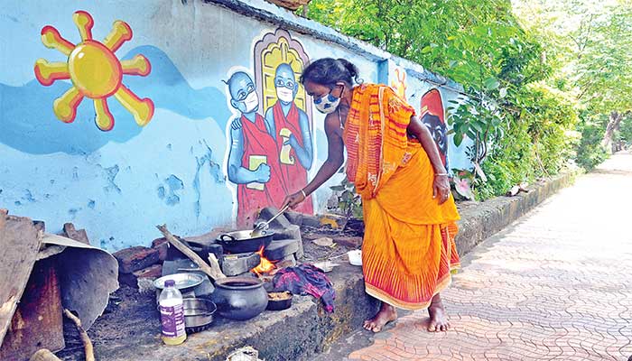 ରାସ୍ତାକଡ଼ରେ ୨୦ବର୍ଷ