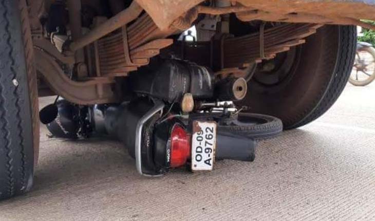 ଟ୍ରକ ଭିତରେ ପଶିଗଲା ବାଇକ, ଅଳ୍ପକେ ବର୍ତିଲେ ବାଇକ ଆରୋହୀ