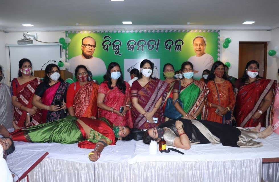 ମହାମାରୀ ସମୟରେ ରକ୍ତ ସଙ୍କଟ ଦୂର ପାଇଁ ବିଜୁ ମହିଳା ଜନତା ଦଳର ରକ୍ତଦାନ ଶିବିର, ରକ୍ତଦାନ କଲେ ମହିଳା