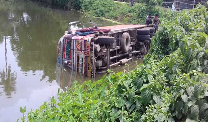 ଭାରସାମ୍ୟ ହରାଇ ପୋଖରୀକୁ ଓଲଟିଲା କଣ୍ଟେନର, ଚାଳକ ଓ ହେଲ୍ପର ଗୁରୁତ୍ୱର ଆହତ