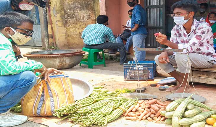 ପରିବା ବିକ୍ରି କରୁଛନ୍ତି ଇଞ୍ଜିନିୟର ଛାତ୍ର, ଇଞ୍ଜିନିୟର ହେବା ରାସ୍ତାରେ ପ୍ରତିବନ୍ଧକ ହୋଇ ଛିଡା ହୋଇଛି କରୋନା