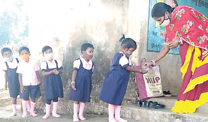 ନାଳ ଡେଇଁ ଲୋକଙ୍କ ସେବାରେ ଯାଉଛନ୍ତି ଲଳିତା