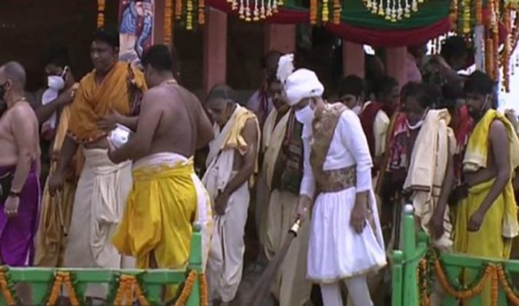 ରଥ ଉପରେ ଛେରାପହଁରା କଲେ ମହାପ୍ରଭୁଙ୍କ ଆଦ୍ଯସେବକ ଗଜପତି ମହାରାଜା