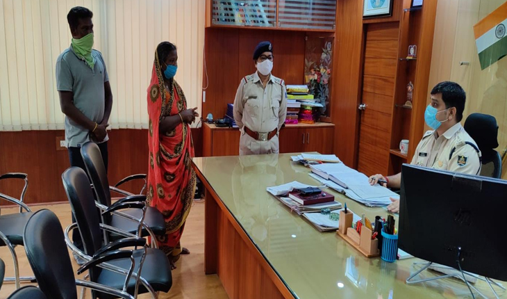 ବିନା କାରଣରେ ପୁଅକୁ ଗିରଫ କରିବା ଘଟଣାରେ ଏସପିଙ୍କୁ ଭେଟିଲେ ମା’, ‘ମୋ ପୁଅର ଭୁଲ ଥିଲା ରାତିରେ ମୋ ପାଇଁ ଔଷଧ ଆଣିବାକୁ ଯାଇଥିଲା’