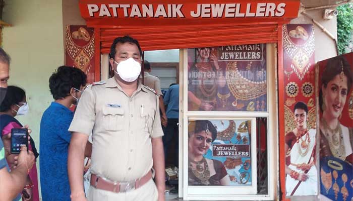 ସୁନା ଦୋକାନରୁ ଲକ୍ଷାଧିକ ଟଙ୍କାର ଗହଣା ଲୁଟିନେଲେ ଲୁଟେରା