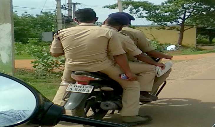 ଟ୍ରାଫିକ ନିୟମକୁ ଉଲଙ୍ଘନ କରୁଛନ୍ତି ଖୋଦ ପୋଲିସ ବାବୁ, ବିନା ହେଲମେଟ୍ ରେ ଯାଉଛନ୍ତି ୩ କର୍ମଚାରୀ