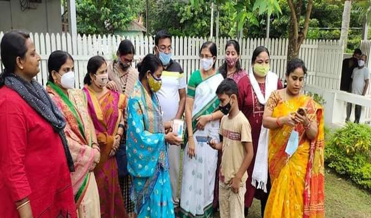 ବିଧାୟକଙ୍କ ବଦାନ୍ୟତା: ଆର୍ଥିକ ସହାୟତା ସହିତ ପିଲାଙ୍କ ପାଠ ପଢା ପାଇଁ ଯୋଗାଇଦେଲେ ସ୍ମାର୍ଟଫୋନ୍