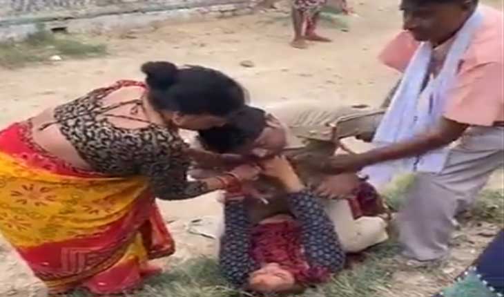 ଉତ୍ତରପ୍ରଦେଶରେ ମହିଳାଙ୍କୁ ମାଡ଼ି ବସିଲେ ପୋଲିସ ଅଧିକାରୀ ! ଭିଡିଓ ଭାଇରାଲ୍