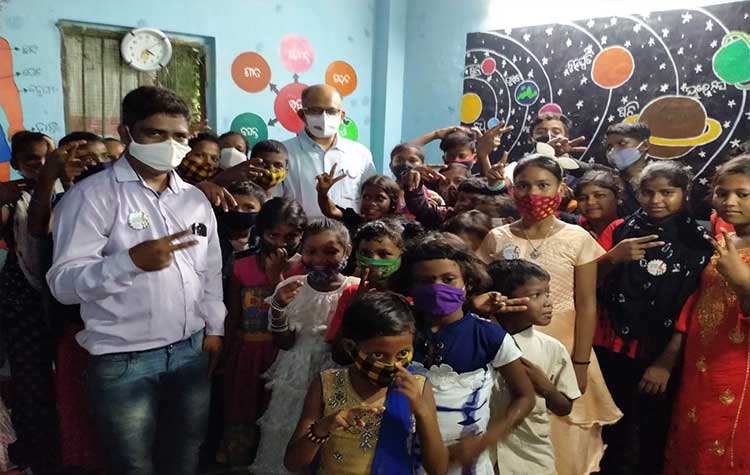 ବସ୍ତିପିଲାଙ୍କୁ ପାଠ ପଢ଼ାଇଲେ ସାଂସଦ