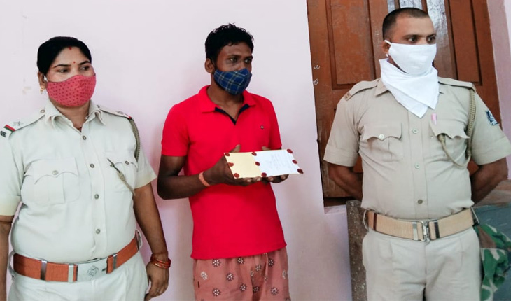 ବେଧଡ଼କ ଚାଲିଛି ଧଳାଜହର ବ୍ୟବସାୟ: ହୋମ ଡେଲିଭରି ପାଇଁ ଏକ୍ସଟ୍ରା ଚାର୍ଜ, କୋର୍ଡ ୱାର୍ଡରେ ଚାଲିଛି ବ୍ୟବସାୟ