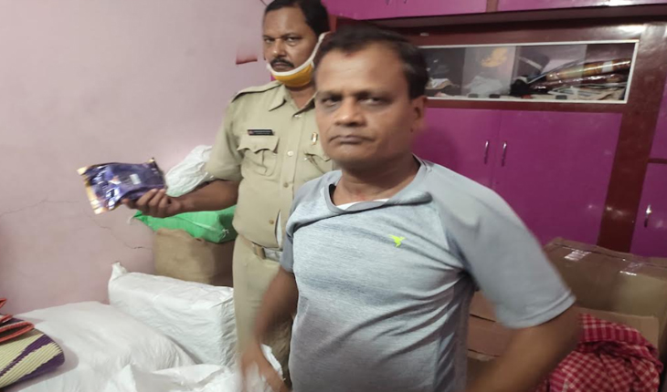 ନକଲି ଗୁଟଖା କାରବାରର ମୁଖ୍ଯ ଅଭିଯୁକ୍ତ ଦୁଇ ସପ୍ତାହ ହେଲା ଫେରାର: ସହଯୋଗୀର ଡିପୋ ଉପରେ ପୁଲିସର ଚଢାଉ, ଲକ୍ଷ ଲକ୍ଷ ଟଙ୍କାର ନକଲି ଗୁଟଖା ଜବତ