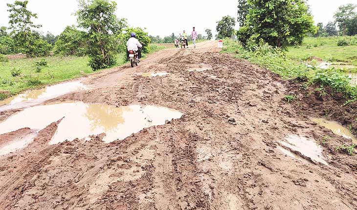 ଦୁଇ କିମି ରାସ୍ତାରେ ଶତାଧିକ ଖାଲ