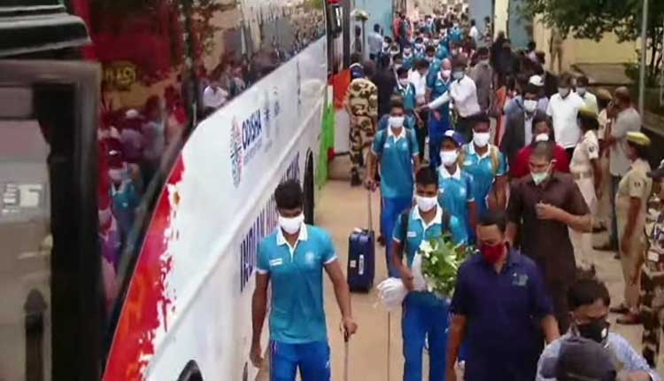 ଭୁବନେଶ୍ବରରେ ପହଞ୍ଚିଲେ ପୁରୁଷ ଓ ମହିଳା ହକି ଟିମ୍‌, ସନ୍ଧ୍ୟାରେ ଖେଳାଳିଙ୍କୁ ସମ୍ବର୍ଦ୍ଧିତ କରିବେ ମୁଖ୍ୟମନ୍ତ୍ରୀ