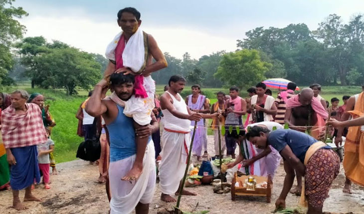 ଆଷାଢ ଯାଇ ଶ୍ରାବଣ ଆସିଲା କିନ୍ତୁ ଚାଷ ପାଇଁ ହେଲା ନାହିଁ ଆବଶ୍ୟକ ପରିମାଣର ବୃଷ୍ଟିପାତ, ବର୍ଷା ପାଇଁ ଗ୍ରାମବାସୀ ମିଶି କଲେ ଇନ୍ଦ୍ରଙ୍କୁ ପୂଜା