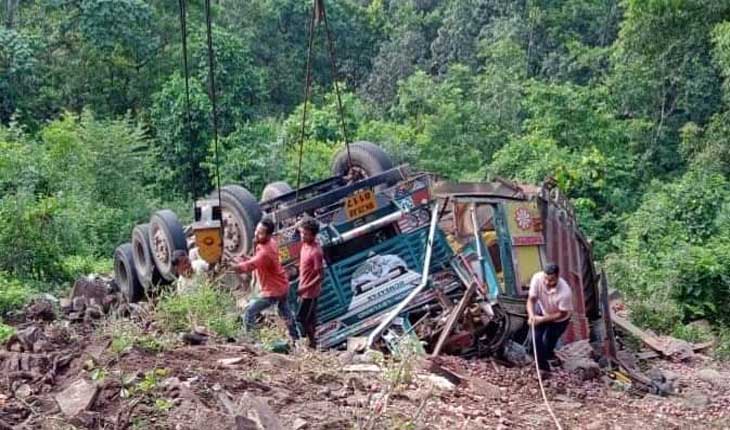 ବାଙ୍ଗରିପୋଷି ଦ୍ୱାରଶୁଣି ଘାଟିରେ ୧୦୦ଫୁଟ ତଳକୁ ଖସିଲା ପିଆଜ ଟ୍ରକ : ଦୁଇ ମୃତ, ଦୁଇ ଆହତ