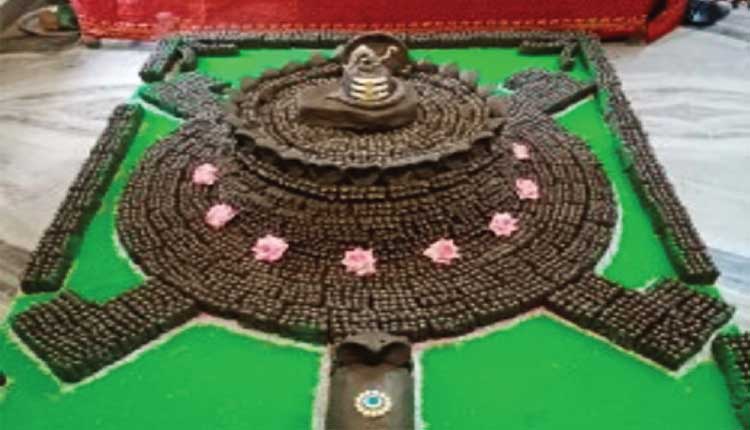 ଭାରତର ଏପରି ଏକ ମନ୍ଦିର ଯେଉଁଠି ଶ୍ରାବଣ ମାସରେ ନିତି ଗଢ଼ାଯାଏ ୭୦୦୦ ଶିବଲିଙ୍ଗ