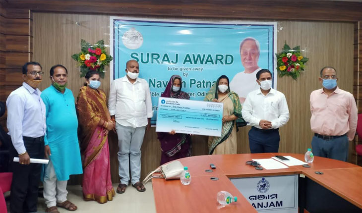 ବିଶ୍ୱ ଅଙ୍ଗଦାନ ଦିବସ ଅବସରରେ ଅଙ୍ଗଦାନ କରିଥିବା ସ୍ୱର୍ଗତ ବିପିନ ପ୍ରଧାନଙ୍କ ପରିବାରକୁ “ସୁରଜ ସମ୍ମାନ’ ଓ ୫ଲକ୍ଷ ଟଙ୍କାର ସହାୟତା ରାଶି ପ୍ରଦାନ