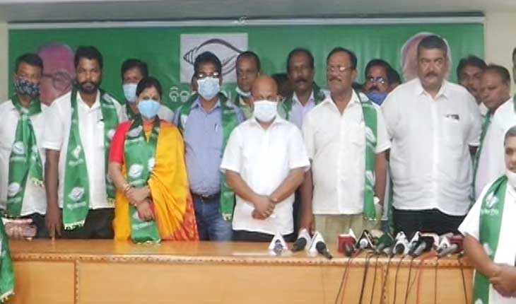 ବିଜେପି ଛାଡ଼ି ବିଜେଡିରେ ମିଶିଲେ ଧର୍ମଶାଳାର ୧୨ ନେତା