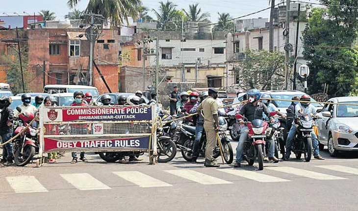 ଟ୍ରାଫିକ ନିୟମକୁ ଖାତିର ନାହିଁ , ୨୫ କୋଟି ଦେଲେଣି ରାଜଧାନୀବାସୀ