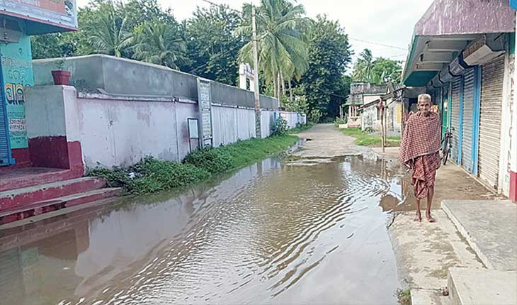 ସ୍କୁଲ ଆଗରେ ଆଣ୍ଠୁଏ ପାଣି : ନିଷ୍କାସନ ପାଇଁ ନାହିଁ ଡ୍ରେନ୍‌