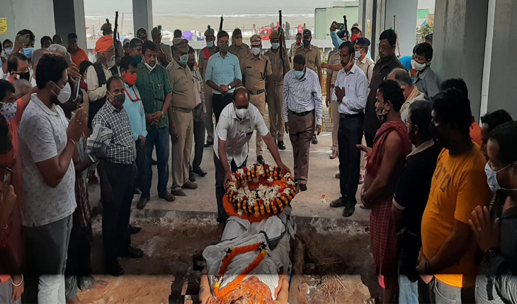 ସ୍ବର୍ଗଦ୍ବାରରେ ରାଷ୍ଟ୍ରୀୟ ମର୍ଯ୍ୟାଦା ସହ ମନୋରମା ମହାପାତ୍ରଙ୍କ ଶେଷକୃତ୍ୟ ସମ୍ପନ୍ନ