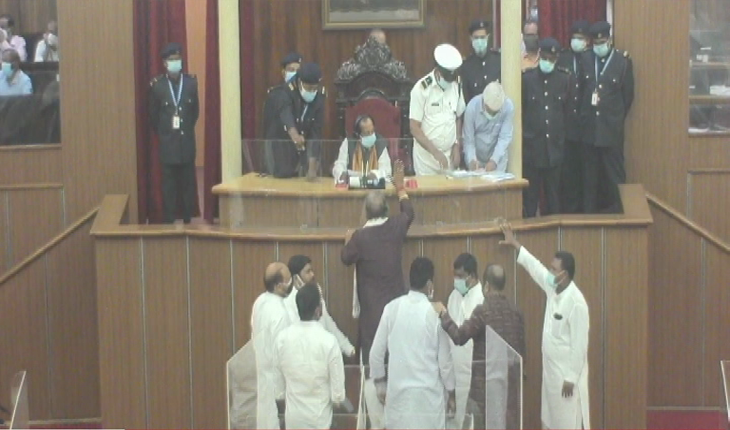 ଗୃହ କାର୍ଯ୍ୟ ଆରମ୍ଭରୁ କଂଗ୍ରେସ ସଦସ୍ୟ ହୋ ହଲ୍ଲା