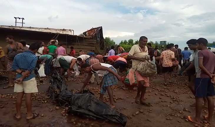 ଓଲଟିଲା ଆଳୁ ବୋଝେଇ ଟ୍ରକ୍ : ଅଳ୍ପକେ ବର୍ତ୍ତିଲେ ଡ୍ରାଇଭର୍