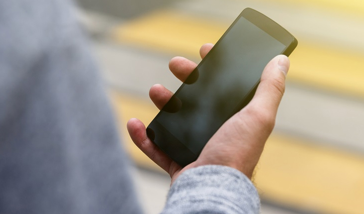 ରାସ୍ତାରେ କଥା ହୋଇ ଯାଉଥିବା ବେଳେ ମୋବାଇଲ ଝାମ୍ପିନେଲେ ଦୁର୍ବୃତ୍ତ